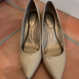 Life Stride Nude Point Toe Pumps
